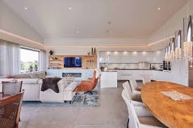 Besonders attraktiv sind hängeleuchten in unterschiedlichen höhen (ta decorado design) oder kronleuchter aus glas mit kristallelementen, wie diese von kj home. 9 X Inspiration Und Ideen Fur Hohe Decken Plameco Spanndecken