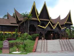 Ia mempunyai sifat reka bentuk atap yang bertingkat yang dialas daun rumbia. Lmns Lembaga Muzium Negeri Sembilan Muzium Negeri