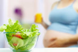 In genere una donna in gravidanza può consumare verdura e frutta a volontà (soprattutto la verdura), ma nelle gestanti suscettibili alla toxoplasmosi va evitato il consumo di alimenti crudi in genere, o che non possano essere sbucciati (anche in questo caso serve però grande cautela, per evitare di portare il protozoo sul cibo attraverso il coltello). Toxoplasmosi In Gravidanza I Pericoli Gatti Cibi E Giardinaggio