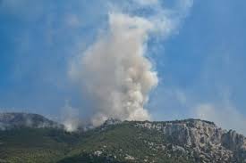 Μεγάλη φωτιά κατακαίει δάσος και σπίτια κοντά στο λουτράκι και την περιοχή προς . Mainetai H Fwtia Sto Loytraki Epixeiroyn Isxyres Dynameis Diakoph Ths Kykloforias Eidhseis Nea To Bhma Online