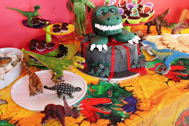 Für den kindergeburtstag soll es mal ein ganz besonderer kuchen werden? Dino Party Fur Christian Mit Deko Geschenktipps Und Dino Motivtorte