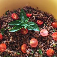 Comme Moi Decouvrez La Recette Salade De Kasha Au Basilic Sarrasin Grille Recette Salade De Viande Salade Salade De Legumes Grilles