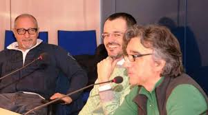 Fortunatamente un medico tra gli spettatori notò un cambiamento del timbro vocale del cantante, sintomo, tra gli altri, dell'ictus. Gaetano Curreri Voce E Tastiera Degli Stadio Con I Ragazzi Di Area Sanremo 2011 Foto Riviera24