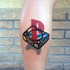 Explore cool video game themed and controller ink ideas. 50 Playstation Tattoo Designs Fur Manner Videospiel Tinten Ideen Mann Stil Tattoo Gaming Tattoo Playstation Tattoo Tattoo Designs Men