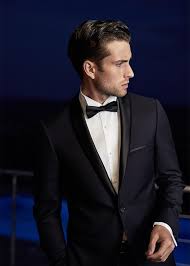 Costume homme beige brillant mastic, lumineux , costume marié moderne, marié champêtre, wilvorst, location costume mariage, bretelles et nœud papillon bleu marine. Costume De Mariage Homme Father And Sons Father And Sons