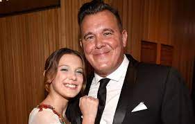 Personagens de stranger things atrizes resumo cunha curtidas receitas coisas millie bobby brown kelly brown. The Truths About Millie Bobby Brown S Parents Thenetline