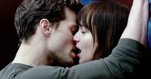 Mucho sexo, un varón poderoso y una mujer que no lo es: la autora de  “Cincuenta sombras” vuelve y repite su fórmula