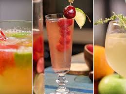Cet Ete On Prend Des Libertes Par Rapport La Sangria Traditionnelle Et On S Amuse A La Re Inventer Avec D Autres Frui Sangria Recette Sangria Boisson Aperitif