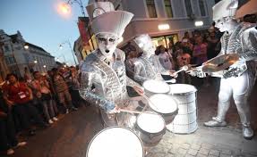 Festivalul va include 350 de evenimente, dintre care 170 de spectacole de. Festivalul InternaÈional De Teatru De La Sibiu In 10 Imagini Spectaculoase Ziarul Metropolis Ziarul Metropolis