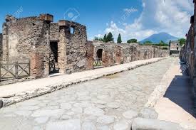 But the good thing with this horrible event is that we who live long after, can take part of their life and how it looked like. Strasse An Ruinen Der Antiken Stadt Pompeji Nach Vulkanausbruch Von Vesuv Berg Italien Zerstort Lizenzfreie Fotos Bilder Und Stock Fotografie Image 33170643