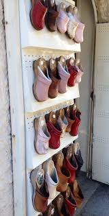 Devanture De La Maison Du Sabot A Batz Sur Mer Sabots Bois Boutique En Ligne Sabots Suedois