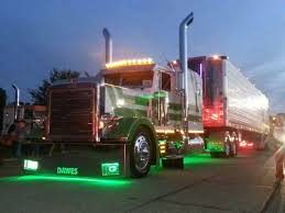 Green Light Not Ordinarily A Big Rig Fan But This Is A Very Cool Picture Big Trucks Show Trucks Cool Trucks