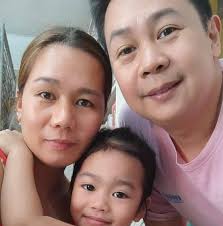 Dyos ko ako nga na Mas babae at barbie pa tingnan natatawag pa nga na sir  ....... Lahat tayo may mga pinag lalaban sa buhay , pero hindi lahat ng  pinaglalaban natin