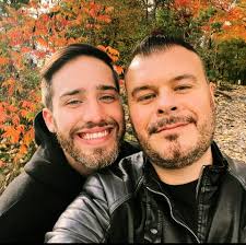 Joyeuse Saint-Valentin à tous.tes mais particulièrement à mon fiancé Benjamin  Allain-Vaillant que j'aime plus que tout au monde. Merci d'être la personne  que tu es. Longue vie à notre amour. 🤟❤️👬