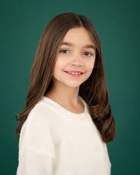 Meet the amazingly talented Ellen Sears. She is an oil painter who spends  her time painting the passage of time. With her brush and palette knife she  creates a balance between abstraction