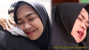 Orangtua dari dua selebritis asal kota batam kepulauan riau itu meninggal di. Ria Ricis Dioperasi Ditemani Ibu Dan Kakak Tulis Pesan Menyentuh Untuk Penggemar Serta Keluarga Surya