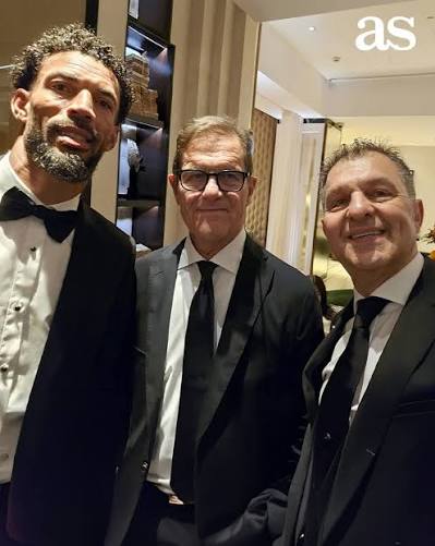 🥵 ¡QUÉ ELEGANCIA! Vozinha y Aníbal Mosa, listos para la ceremonia del Balón de Oro 👌 En la previa del evento, el arquero de Colo Colo y el presidente de Blanco y
