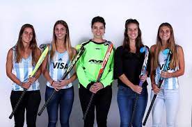 Llegó el turno para las leonas que tras el paso de su mejor generación de jugadoras, las cuales desde sydney 2000 hasta londres 2012 obtuvieron dos plateadas en los mencionados juegos, mas los bronces en atenas 2004 y pekín 2008, ahora transita la reconstrucción en búsqueda de dar la sorpresa en su octava cita olímpica obtenida luego de ser campeonas en los juegos panamericanos de lima 2019. Otra Tucumana Convocada Para Las Leonas En La Temporada 2019 La Gaceta Tucuman