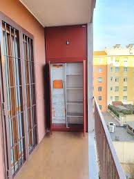 La serrandina, con molla in tenzione per il ritorno posizionata nella parte posteriore, scorre su r. Pin Su Armadi Da Balcone Su Misura