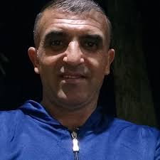 1 Timoteo 2:9-10 9 Asimismo que las mujeres se atavíen de ropa decorosa,  con pudor y modestia; no con peinado ostentoso, ni oro, ni perlas, ni  vestidos costosos, 10 sino con buenas