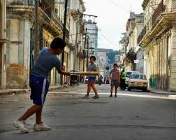 Novak djokovic, número 1 del ranking atp, se divirtió jugando tenis con unos niños en la calles de belgrado. Cuba Los Ninos Tienen Que Jugar En La Calle