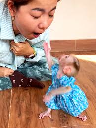 OMG..! Too Precious KT's Tiny Hand Do A LUV Gesture To Stun Her Mom