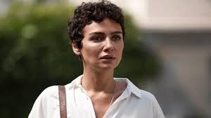 She has acted in over 20 movies and tv serials and has become very popular thanks to her beautiful face and realistic acting. Birce Akalay Dan 8 Mart Mesajini Kaldiran Instagram A Tepki Sol Haber
