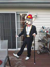 Iconic Tux Chuck poses recreated IRL : r/chuckecheese