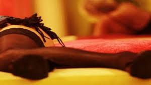 Pubblica foto sexy sui social e gira un film porno: bancaria siciliana  licenziata - Himeralive.it