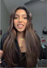 Anna Weird's Instagram, Twitter & Facebook