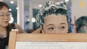 喂！你不要这么高调，站里面一点！” 《偷电风暴三之受害者·加害者》 @Selina Cheng 是什么事让Queenie躲在Selina后面偷看🫣  #偷电风暴#