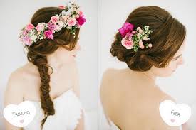 Geflochtene Brautfrisuren Mit Echten Blumen Hochzeitsblog Fraulein K Sagt Ja Brautfrisur Brautfrisuren Mit Echten Blumen Haare Hochzeit