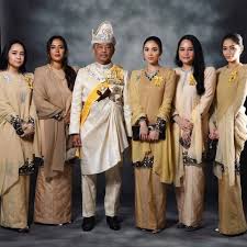 Tengku abdullah ibni sultan ahmad shah (born 30 july 1959 in pekan, pahang) is the tengku mahkota (crown prince) of pahang, malaysia. Agong Bakal Timang Cucu Pertama Tak Sabar Nak Tengok Isu Semasa Semasa Forum Cari Infonet