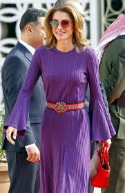هكذا أعادت الملكة رانيا ارتداء نفس الفستان الشتوي في تنسيق مختلف | ڤوغ  العربية