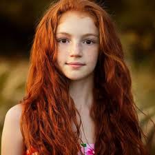 Idee Coiffure Description Cheveux Roux Robe Bustier En Fleurs Rose Fille Aux Cheveux Oranges Coif Red Curly Hair Red Haired Beauty Beautiful Red Hair