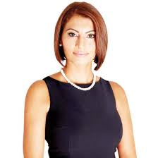 Hande fırat eşi murat özvardar'a ilişkin olarak benimle evlenene kadar yaklaşık 35 yıl yürüttüğü işlerinde nasıl bana ihtiyaç duymadıysa, evlendikten sonra da ihtiyaç duymadı ifadesini kullandı. Hande Firat Kimdir Kac Yasinda Kisa Ozgecmisi