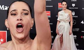 Rushreads On Twitter Celia Freijeiro S Ivory Strapless Satin Dress Falls Down At Feroz Awards Celia Freijeiro Suffered An Awkward Wardrobe Malfunction As She Hit The Feroz Awards Red Carpet In Madrid On Welcome to the fashion and style section.