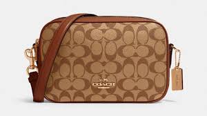 Перевод слова coach, американское и британское произношение, транскрипция, словосочетания, однокоренные слова, примеры использования. Coach Outlet Shop Major Markdowns On Leather Handbags At The Retailer