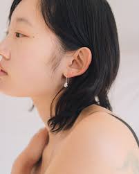 Tiny Melting Pearl Earrings & Necklace 은의 질투에 못이겨 진주가 점점 은으로 덮여 은이 되가는 모습을  상상하며 제작한 제품입니다. 후크형으로 귀에 착용이 편리하며 가볍게 드롭으로 떨어지는 이어링입니다. Continuouse piece  of Melting pearl