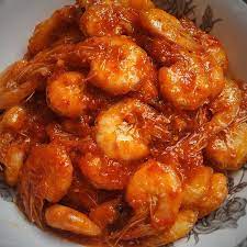 Sambil menunggu udang direndam, siapkan bumbu resep udang goreng mentega yang akan dipakai untuk menumis udang dengan jalan mengiris bawang putih (hingga halus) dan bawang bombai (iris rucah); 10 Resep Udang Asam Manis Enak Mudah Dan Praktis Resep Masakan Resep Udang Ide Makanan
