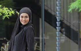 Pada hening di pagi raya. Bukan Saya Yang Nyanyi Liza Hanim