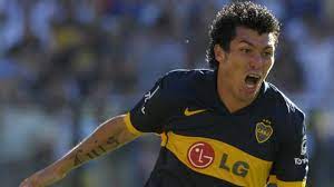 Gary medel, actual futbolista de bologna de italia, dejó la puerta abierta para volver al fútbol argentino y reconoció que todavía sigue en contacto con juan román riquelme. Gary Medel Remembers His Two Goals Against River Plate I Would Love To Come Back One Day Ruetir