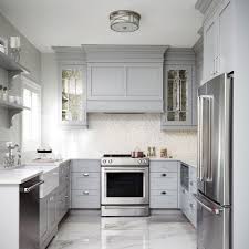 Les cuisines moderne sont équipés de tables îlot centrale , un comptoir de service projeté ,une ligne de crédence avec de lumière blanche réfléchie, des tables projeté de cuisine entouré de chaises repas de tout couleurs. Miralis Cuisine Moderne Armoire De Cuisine Cuisines Maison