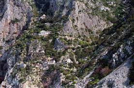 Ιερα μονη (το όνομα της μονής) 63086 καρυεσ αγιον οροσ. Agion Oros Skhth Agioy Basileioy Anamesa Sta Katoynakia Kai Thn Kerasia Se Ypsometro 700 M Einai Ktismenos Oi Mikros Naos Toy Agioy Basileioy H Skhth Toy Agioy Basileioy Sto Agio Oros