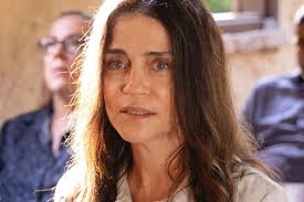 Rosi Campos caminha com o marido no Rio de Janeiro