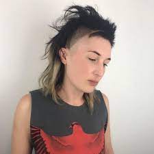Teraz je opäť na vás, ako veľmi elegantný alebo naopak punkový účes si chcete vytvoriť a podľa toho vlasy viac či menej uhlaďte. Tento Punk Rock Uces Je Polarizujici Instagram
