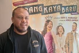 Kamu mungkin tahu film ini, namun pasti di antara kamu ada yang belum nonton atau streaming film orang kaya baru ini. Orang Kaya Baru Wujudkan Khayalan Masa Kecil Joko Anwar
