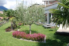 Der schöne adrian fühlt sich als opfer einer intrige. Schoner Garten Bild Von Hotel Resmairhof Schenna Tripadvisor