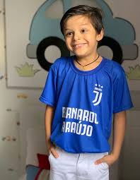 Cristiano araújo biografia completa , acompanhe a história do artista e suas últimas notícias, você também pode enviar informações complementares para ajudar. Felipe Araujo Comemora Os 7 Anos De Bernardo Cacula De Cristiano Araujo Quem Quem News