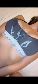私の CK ブラジャーは濃厚で熱い精液で覆われています。 お好み